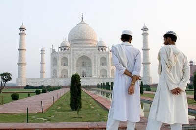 Muslim-men-hat-Taj-Mahal.jpg
